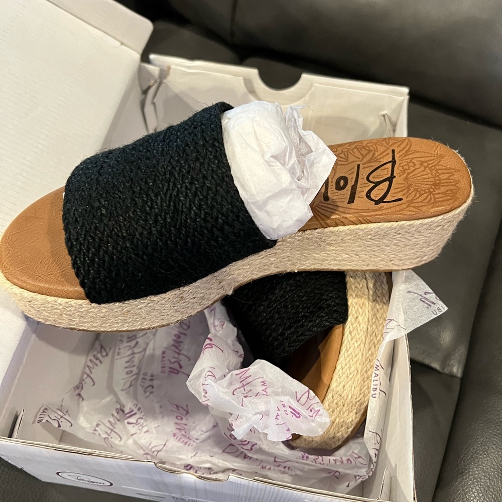 SOLD ‼️‼️⚠️⚠️Blowfish slide w black woven top. NIB. Size 7